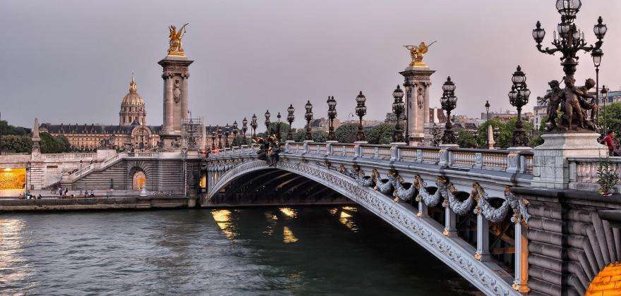 Cruise or Bustronome; enjoy an unusual Valentine's Day in the heart of Paris