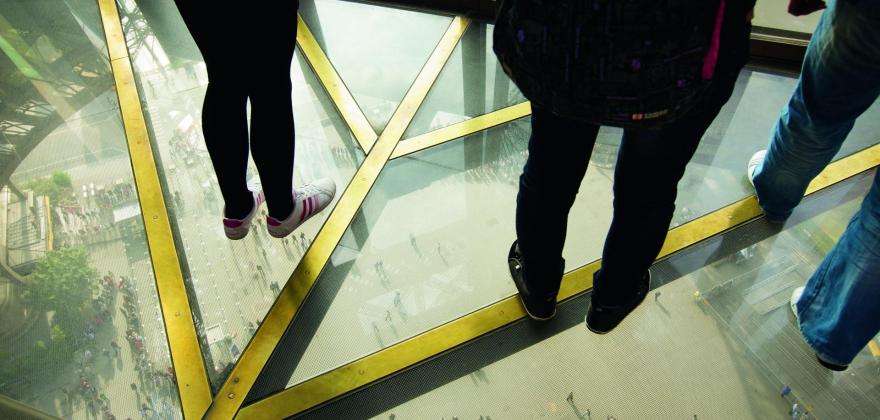 Le vertigineux premier étage de la tour Eiffel